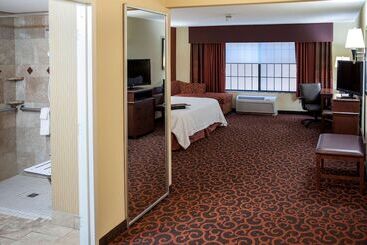 هتل Hampton Inn & Suites Watertown