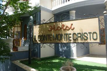 Monte Cristo Hotel With Rooftop Pool