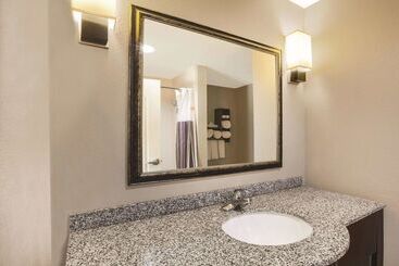 هتل La Quinta By Wyndham Baton Rouge Denham Springs