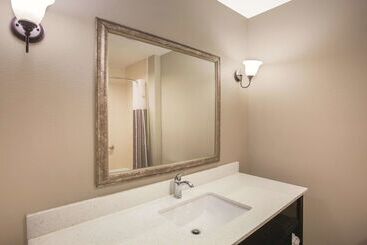 هتل La Quinta By Wyndham Baton Rouge Denham Springs