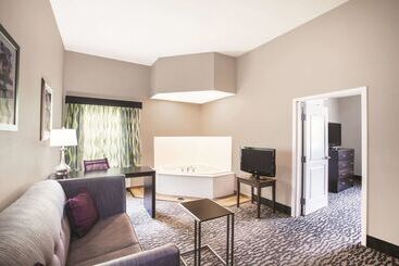 هتل La Quinta By Wyndham Baton Rouge Denham Springs