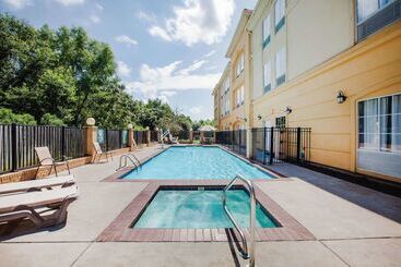 هتل La Quinta By Wyndham Baton Rouge Denham Springs
