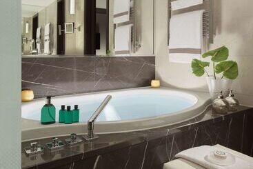 Royal Savoy Hotel & Spa