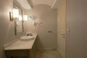The Pinehill Hotel & Suites