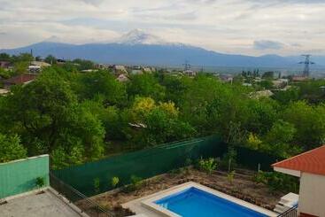 تختخواب و صبحانه Apex Rest House Of 10 Rooms And Pool