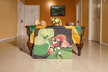 تختخواب و صبحانه Incognito Culture Rooms