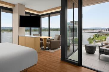 Ac Hotel By Marriott Vancouver Waterfront