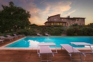 La Panoramica 8, Emma Villas
