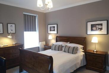 هاستل Shaw Suite
