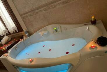 تختخواب و صبحانه Regina Suite