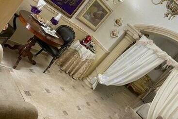 تختخواب و صبحانه Regina Suite