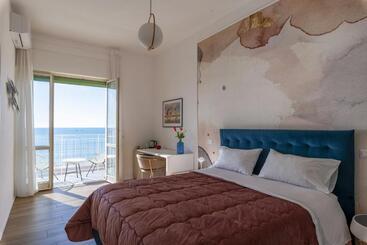 تختخواب و صبحانه Cas’ A Mare Beachfront Luxury Suites