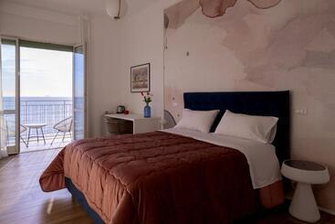 تختخواب و صبحانه Cas’ A Mare   Beachfront Luxury Suites