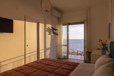 تختخواب و صبحانه Cas’ A Mare   Beachfront Luxury Suites