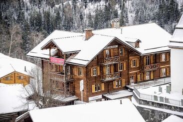 تختخواب و صبحانه The Alpina Lodge