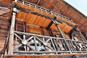 تختخواب و صبحانه The Alpina Lodge