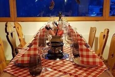 تختخواب و صبحانه The Alpina Lodge