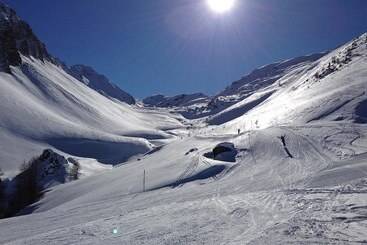 تختخواب و صبحانه The Alpina Lodge