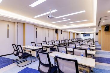 هتل Holiday Inn Express Hohhot East Station By Ihg