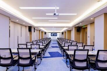 هتل Holiday Inn Express Hohhot East Station By Ihg