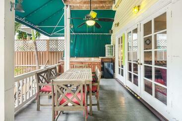 هاستل Curry House   Pool, King Bed & Balcony! Room 7