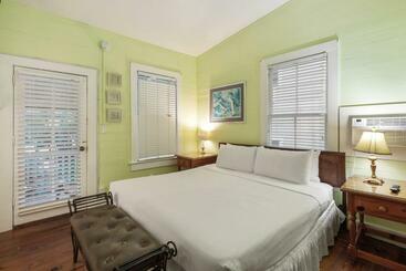 هاستل Curry House   Pool, King Bed & Balcony! Room 7