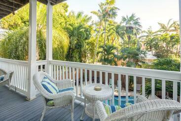 هاستل Curry House   Pool, King Bed & Balcony! Room 7
