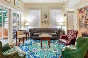 هاستل Curry House   Pool, King Bed & Balcony! Room 7