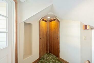 هاستل Curry House   Pool, King Bed & Balcony! Room 7