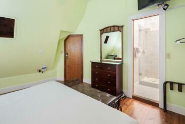 هاستل Curry House   Pool, King Bed & Balcony! Room 7