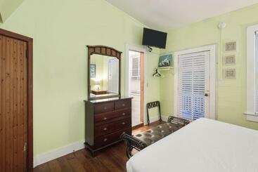 هاستل Curry House   Pool, King Bed & Balcony! Room 7
