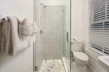هاستل Curry House   Pool, King Bed & Balcony! Room 7