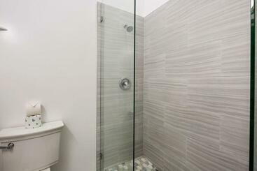 هاستل Curry House   Pool, King Bed & Balcony! Room 7