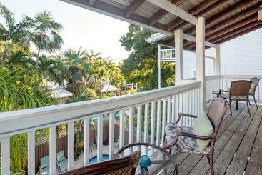هاستل Curry House   Pool, King Bed & Balcony! Room 7