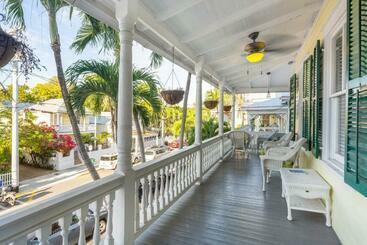 هاستل Curry House   Pool, King Bed & Balcony! Room 7