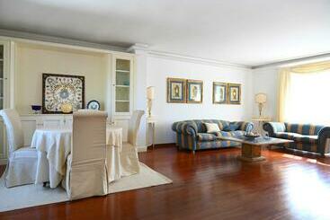 تختخواب و صبحانه Aura Relais