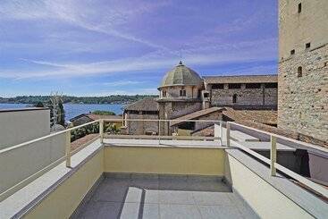 Una Finestra Vista Lago
