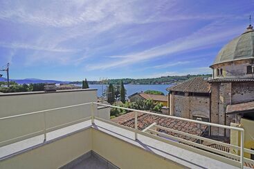 Una Finestra Vista Lago