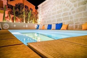 تختخواب و صبحانه Vico Bianco Raro Villas Smart Rooms Collection