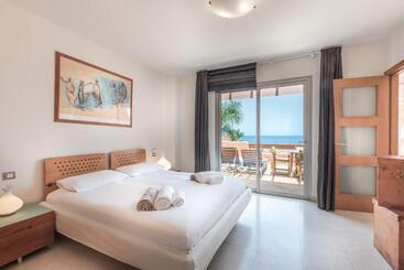 Romen 2 2 Penthouse Sea View & Jacuzzi 2b