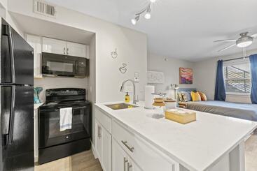 Cozy Efficiency Studios Close To Downtown And Domain