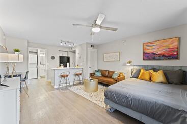 Cozy Efficiency Studios Close To Downtown And Domain