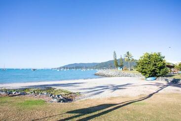 Airlie Sun & Sand Accommodation #4