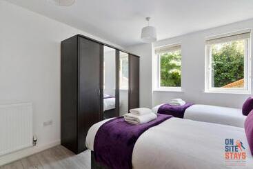 Onsitestays Contemporary 2 Bed Apt With Ensuite, 2 X Free Parking Spaces & A Balcony