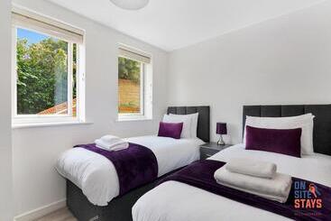 Onsitestays   Contemporary 2 Bed Apt With Ensuite, 2 X Free Parking Spaces & A Balcony