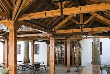 Albergue Inturjoven El Bosque   Hostel