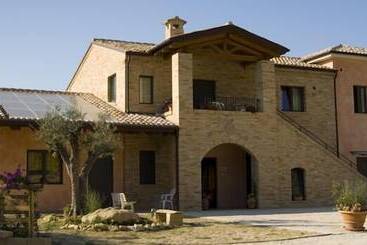 تختخواب و صبحانه Agriturismo Il Falco