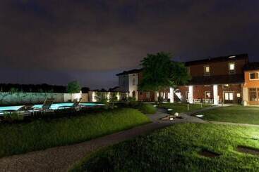 هتل Antico Borgo Torricella