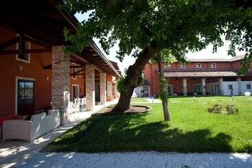 هتل Antico Borgo Torricella