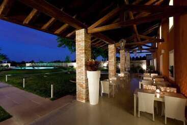 هتل Antico Borgo Torricella